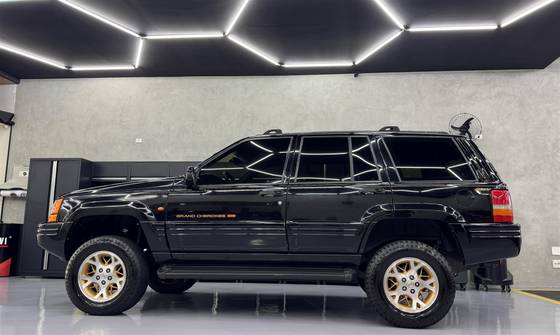 JEEP GRAND CHEROKEE 5.2 LIMITED 4X4 V8 16V GASOLINA 4P AUTOMÁTICO